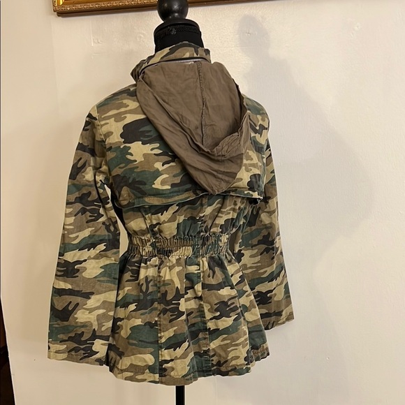 Camouflage Green and Brown Utility Jacket with Collared Neckline and hood - Picture 7 of 11